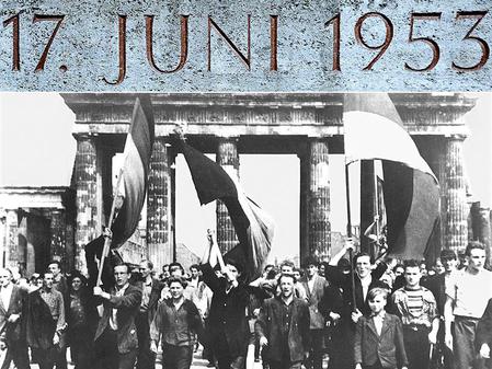 Das Archivbild vom 17.06.1953 zeigt Ost-Berliner, die mit wehenden Fahnen vom Ost-Sektor aus durch das Brandenburger Tor marschieren.